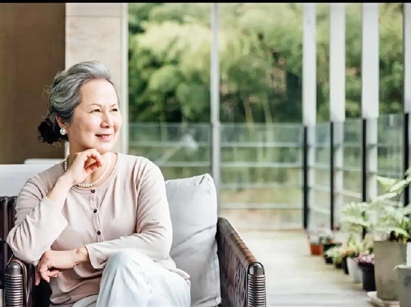 饮食控制很重要。我婆婆年轻的时候特别胖，别人都管她叫胖大嫂，检查身体有三高。后