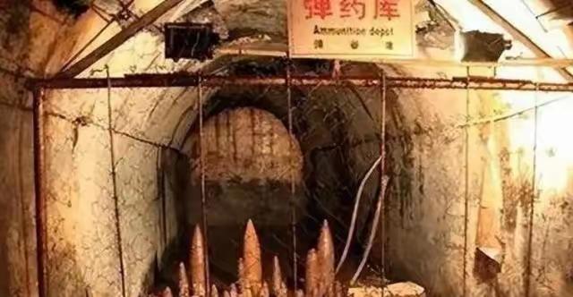 1945年深秋，东北老金沟的村民发现，废弃的日军矿坑里开始渗出猩红色液体。起初以