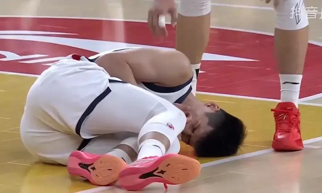 19岁新秀被外援撞翻！膝盖肿成馒头，裁判只给普通犯规。陈家政躺在地上那刻，