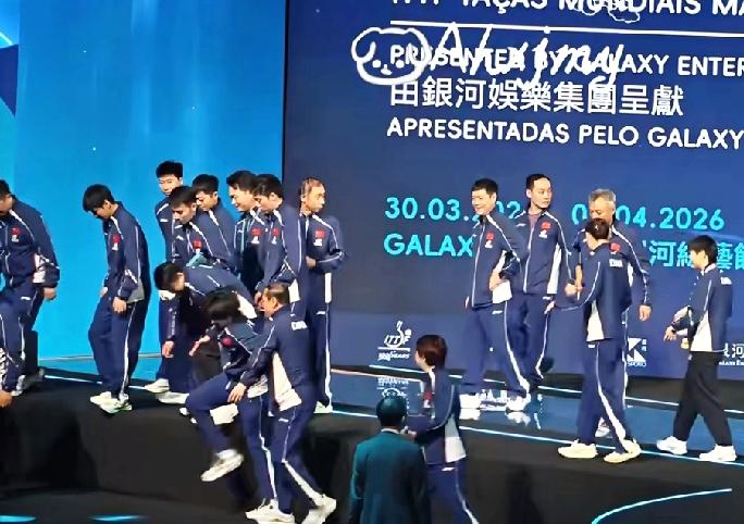 真是谁家的孩子谁疼，所有的人都活蹦乱跳地下台，只有他俩累得需要人扶下来。