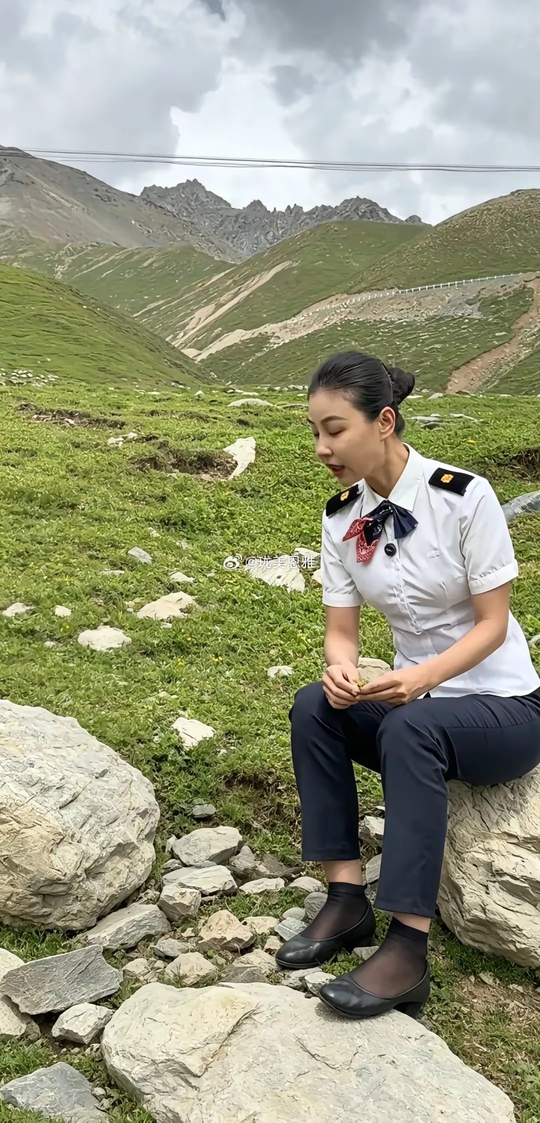哈哈哈影姐的鞋子顶出脚趾印了