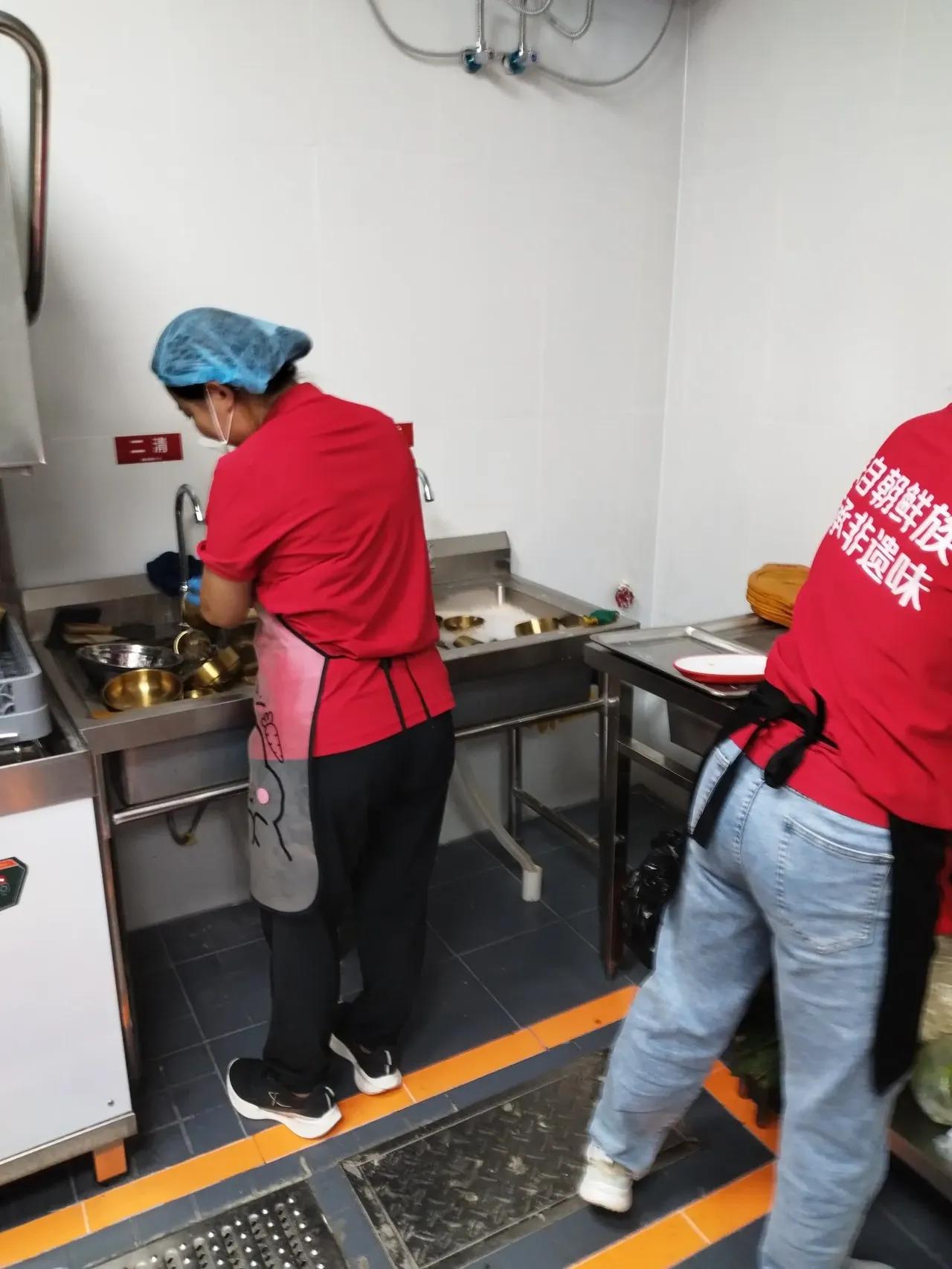 现在的人不知道怎么了，一点苦都吃不了…就像俺店里的洗碗阿姨，一个月两千八的工资