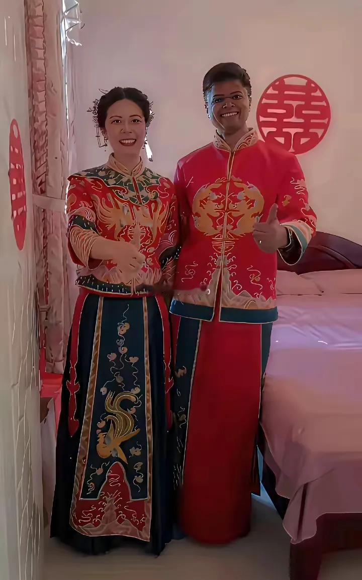 这组图文围绕当下网上热议的印度男性与中国女性跨国婚恋现象展开，第一张实拍图是身着