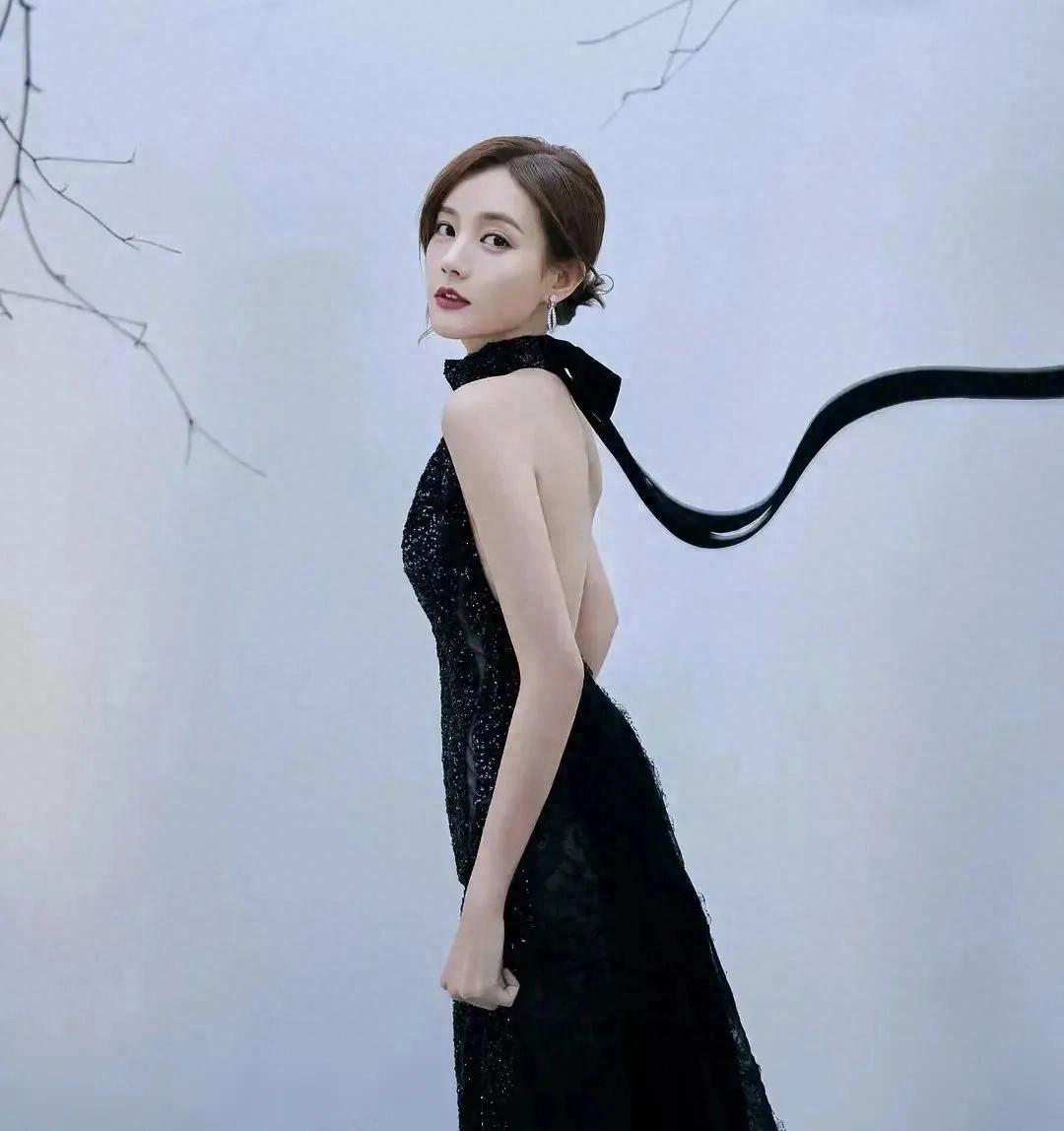 李一桐！这腿！这腰！黄金三围真不是吹的。