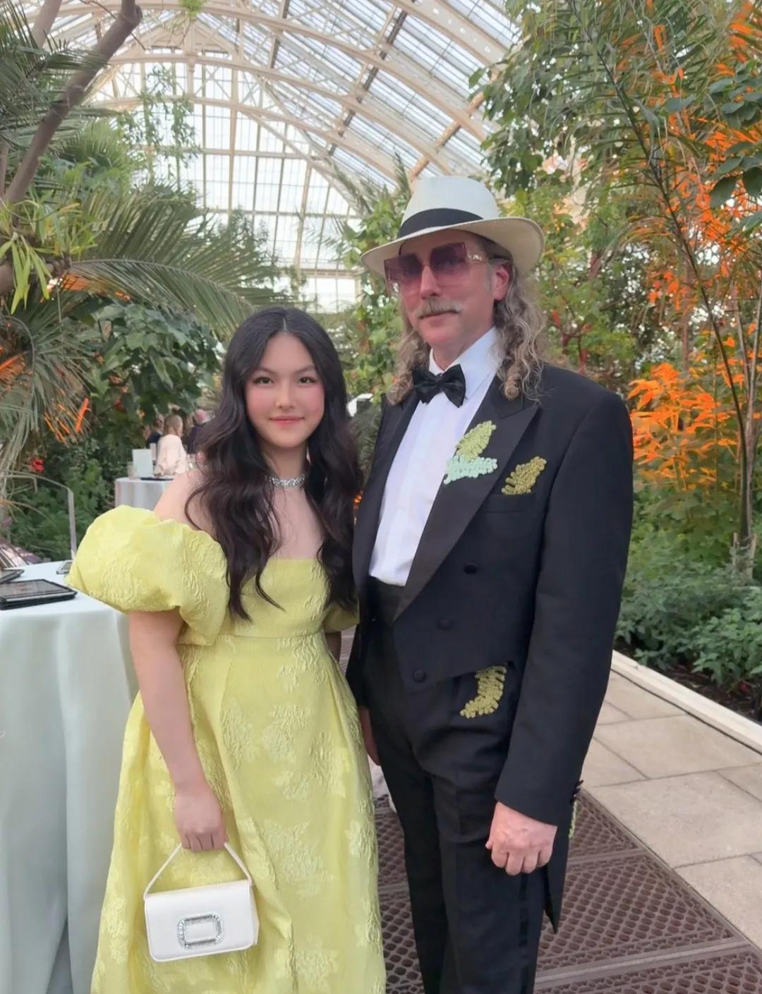 王诗龄一身黄色长裙出现在英国皇室聚会上。王诗龄看起来非常大方得体，知书达礼。不