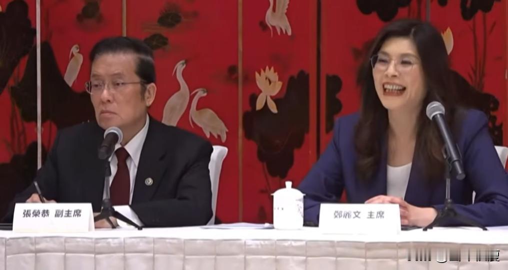 围绕这一次郑丽文的北京行，岛内注定要掀起一波舆论战。在今天下午郑丽文的答中外