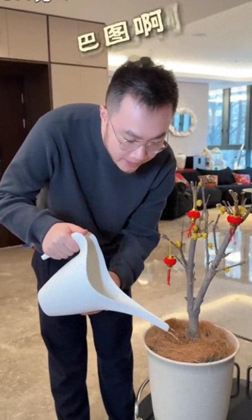 宋丹丹一家除夕团聚，儿媳博谷情商高到炸裂。她哄得婆婆宋丹丹笑声不断，这神仙婆媳