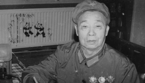 1998年，开国少将贺东生逝世，妻子陈玲按照丈夫生前遗嘱，将他们的两个孩子叫到了