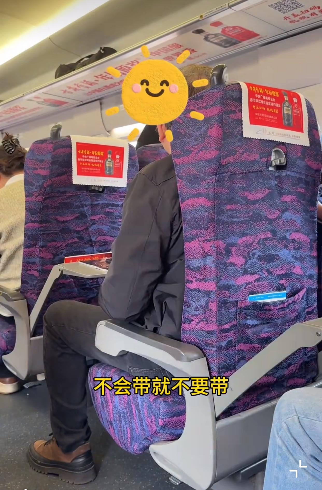 宝妈带着一岁左右宝宝乘坐高铁，前排一位女乘客嫌吵，起身怒斥！前排：会不会带，