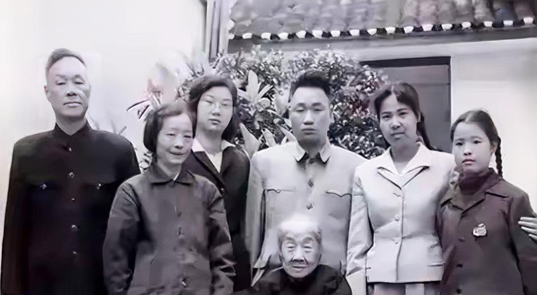 解放后杨开慧母亲跪地痛哭：她不是在哭女儿，是在替那个不敢哭的自己，补一场迟到20