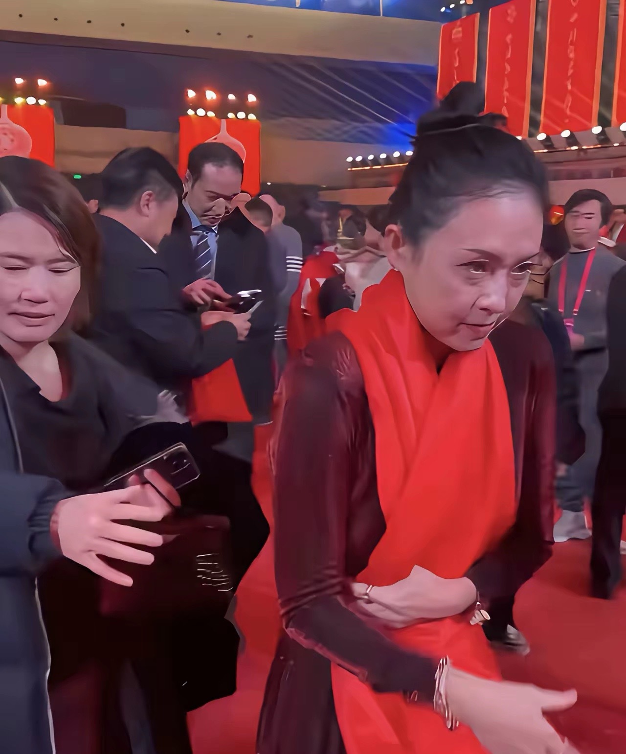 为什么离婚后的章子怡总给人一种满脸怨气的感觉?