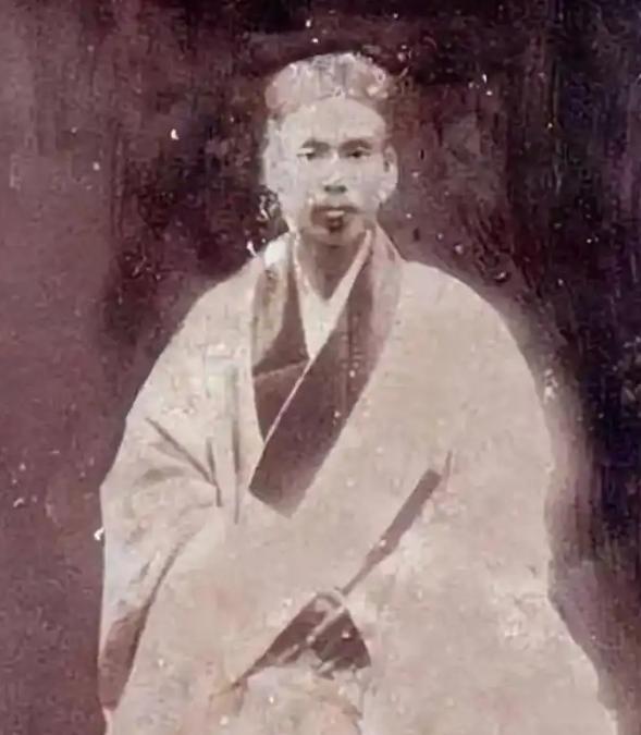 1932年，武当老道遭30多匪徒打劫，喝问：你们脑袋比石头还硬吗？这位老道不是