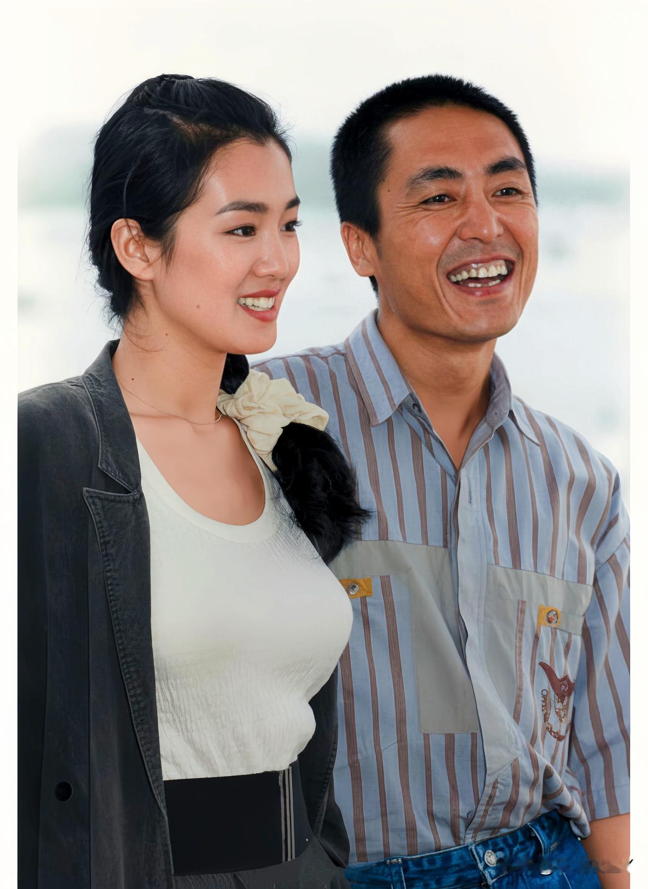 才华横溢的张艺谋，年轻貌美的巩俐，这张照片摄于一九九零年一赴法国戛纳出席活动期间