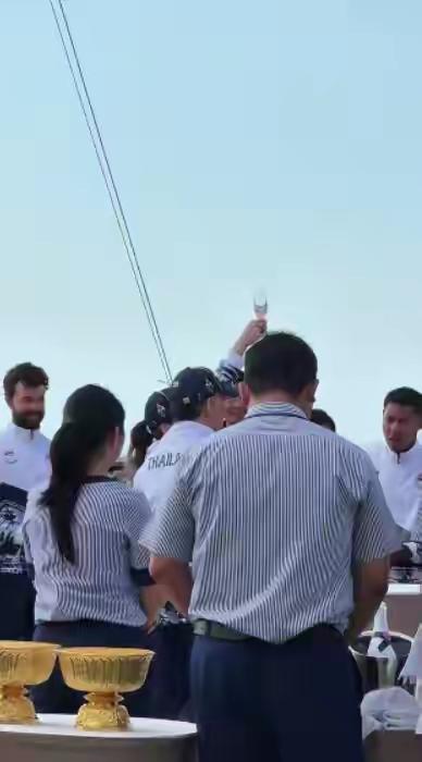 苏提达王后与泰王帆船比赛后，一起做摇摇车庆祝！她们身穿同款队服，看起来十分像情