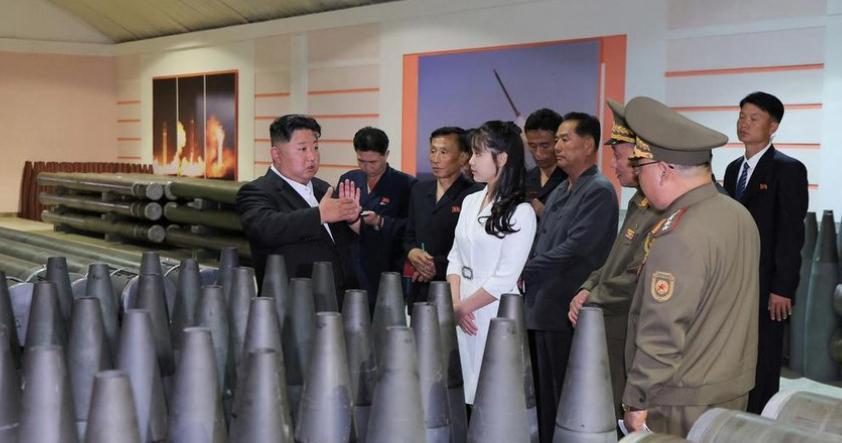 金正恩女儿金珠爱再露面，一袭白色长裙落落大方。朝鲜中央通讯社最新消息称，朝鲜领