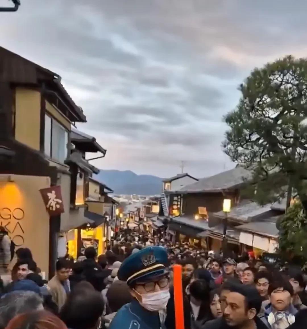 日本国土面积只有中国1/25，每年接待的外国游客却比中国多了1000万，要说自然