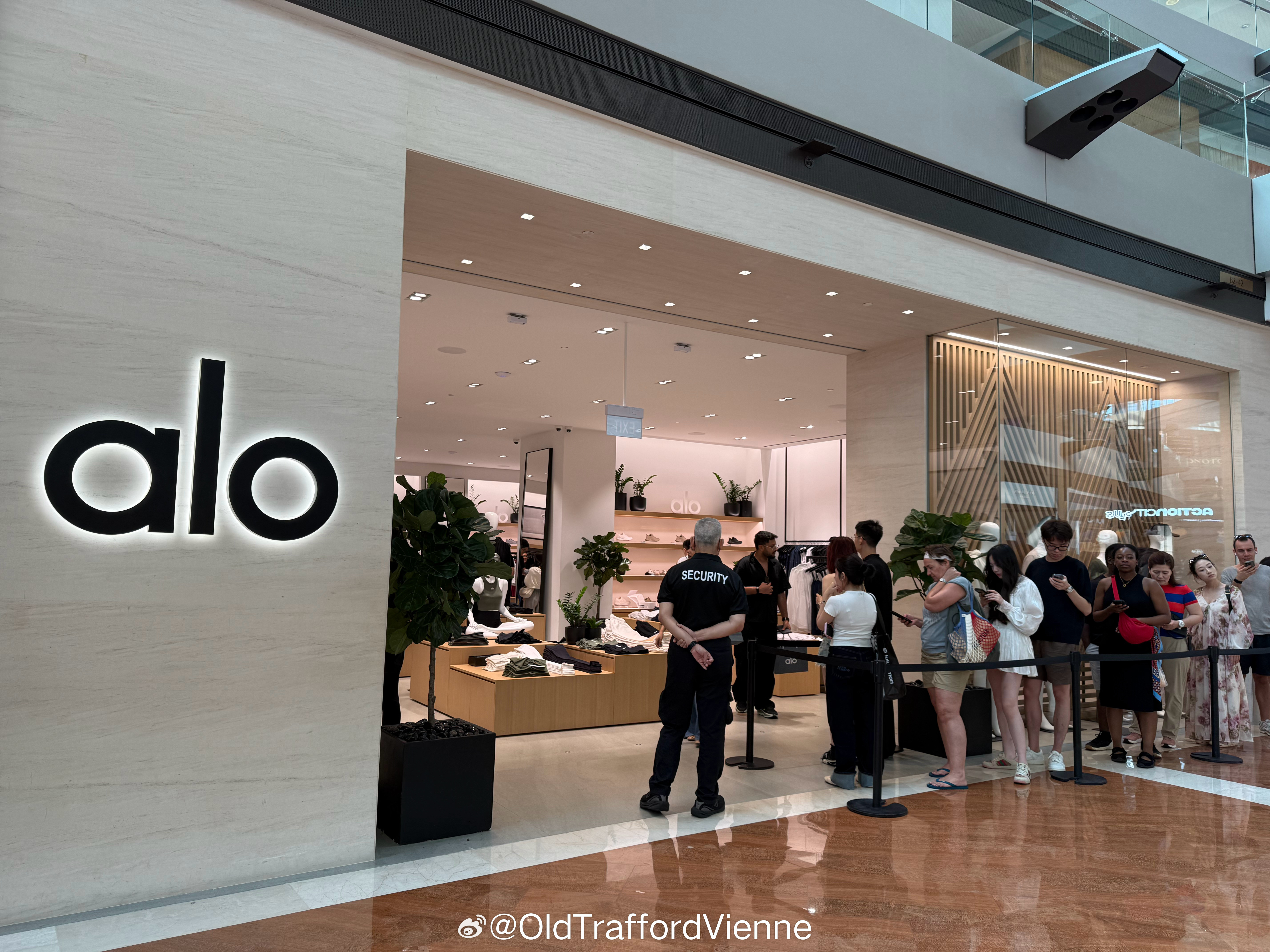 新加坡alo店钱大长队王一博alo全球品牌大使​​​