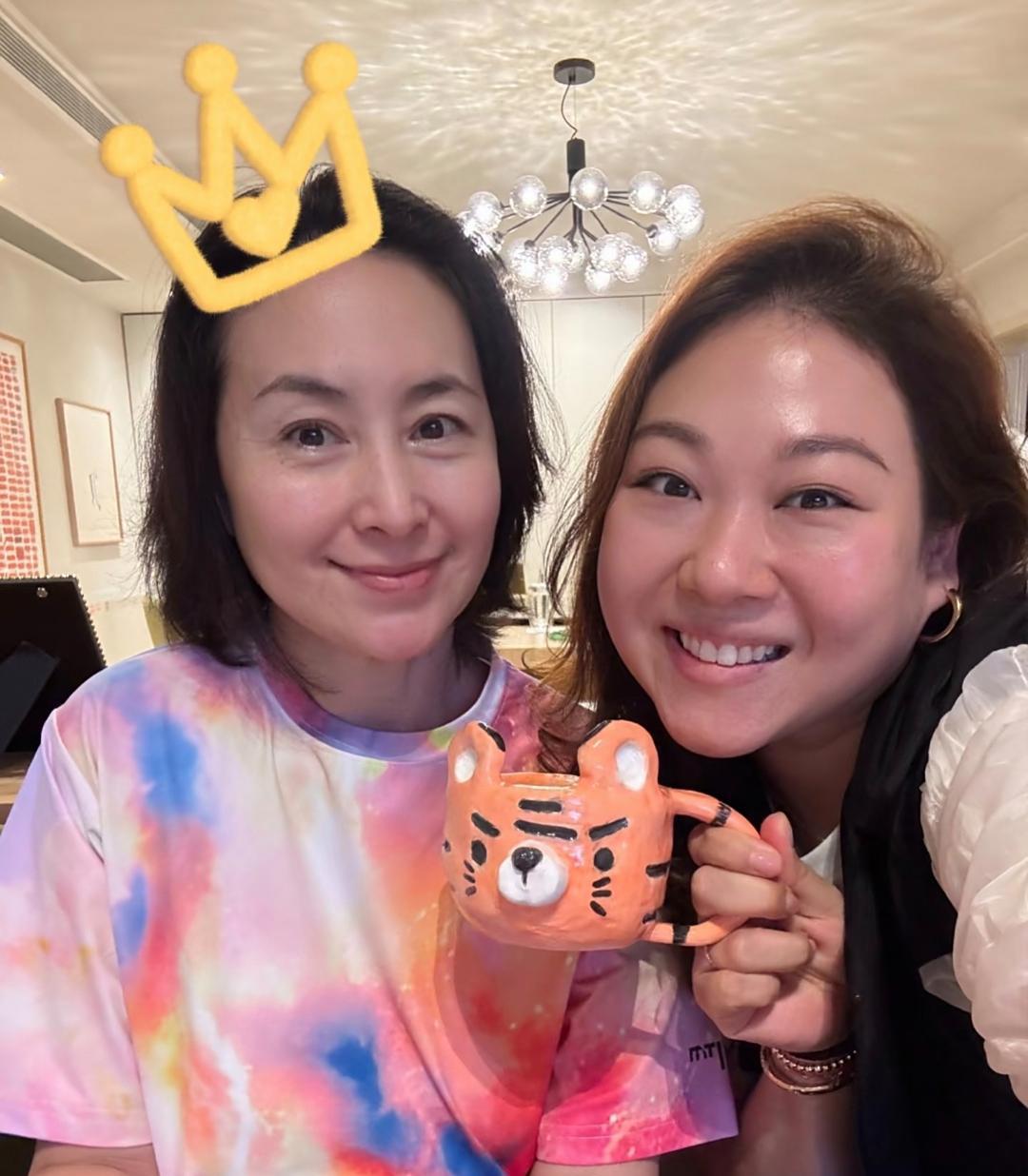 何超琼和干女儿曾昭仪庆祝63岁生日，她身上的老态挺明显的，眼尾纹很多，但看起来很