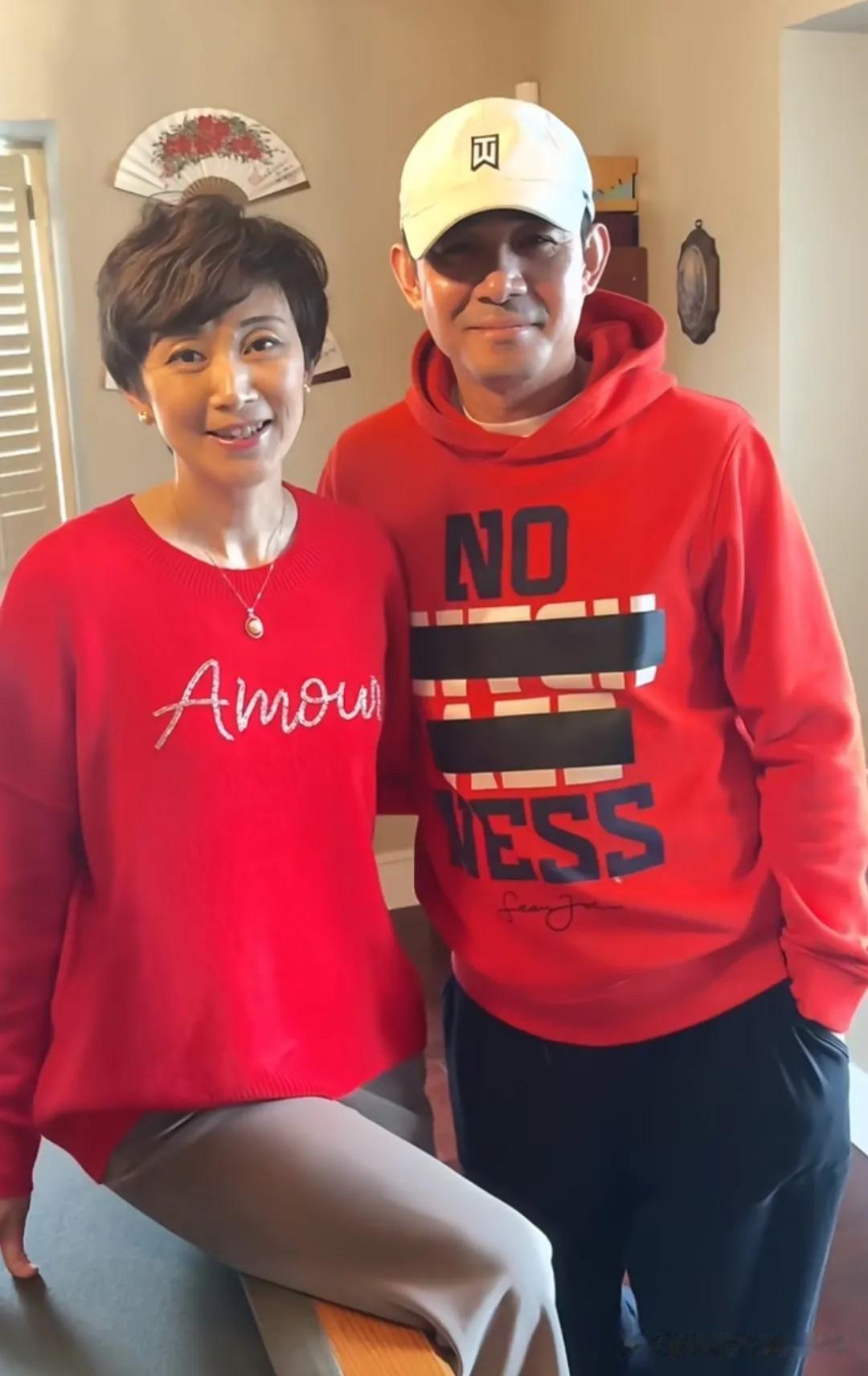 这是一对恩爱的明星夫妻，从年轻的时候很多人就看过他们拍过的戏，荧幕里的搭档，现实