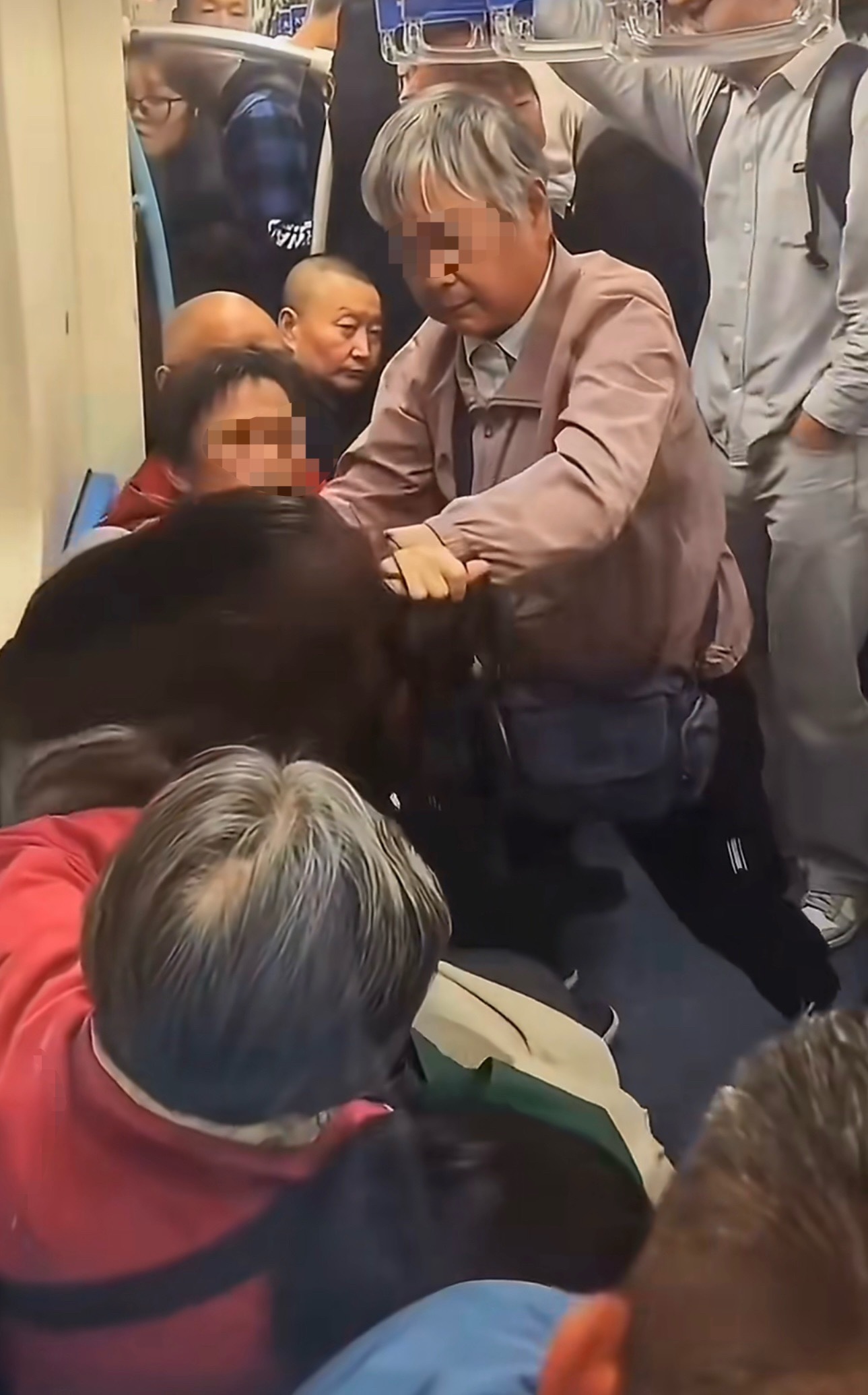 老人疑因地铁座位撕扯女孩有一次车停在公园停车场准备走的时候一个大爷坐在我引擎盖上