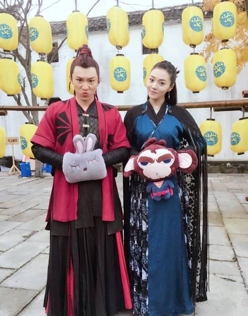 代旭妻子尹雨航因在电影《重返二十岁》中饰演鹿晗双胞胎姐姐“项欣然”走红，两人外貌