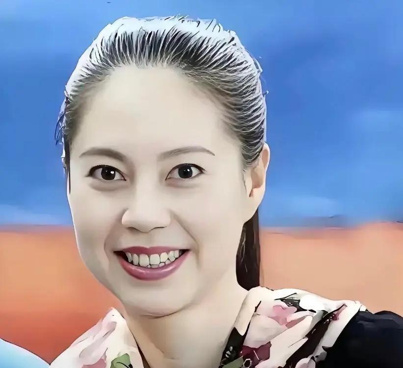 她在比赛期间叛逃美国，令中国队遭受重创，32年后回国，目的不是道歉，而是圈钱。
