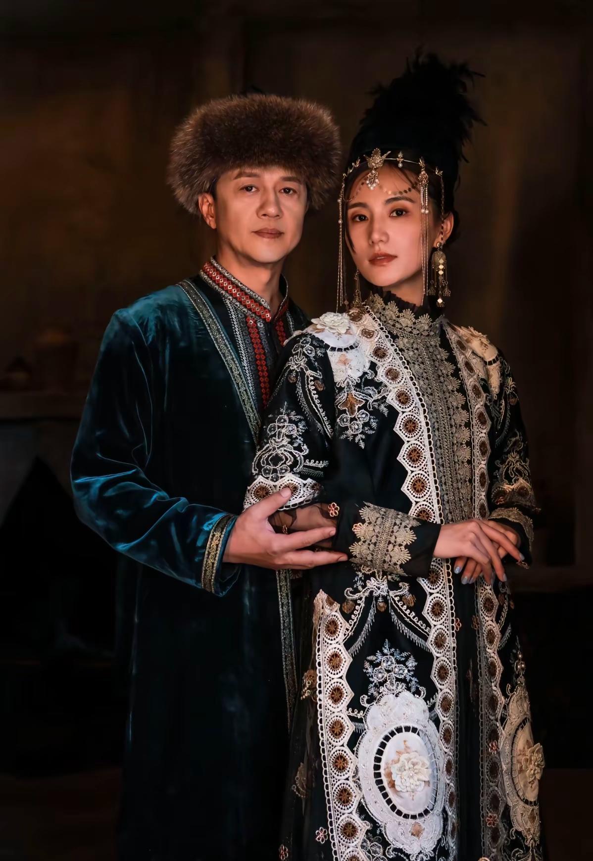 看出来了，从小到大，李亚鹏都不是个让人省心的孩子。李亚鹏父母两边都是高知家庭，