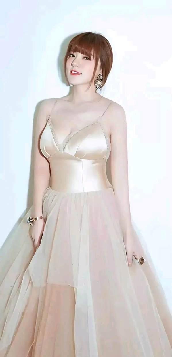 阿兰一身香槟色钻饰吊带裙亮相，薄纱轻舞间，优雅与力量并存。不是刻意暴露，而是用