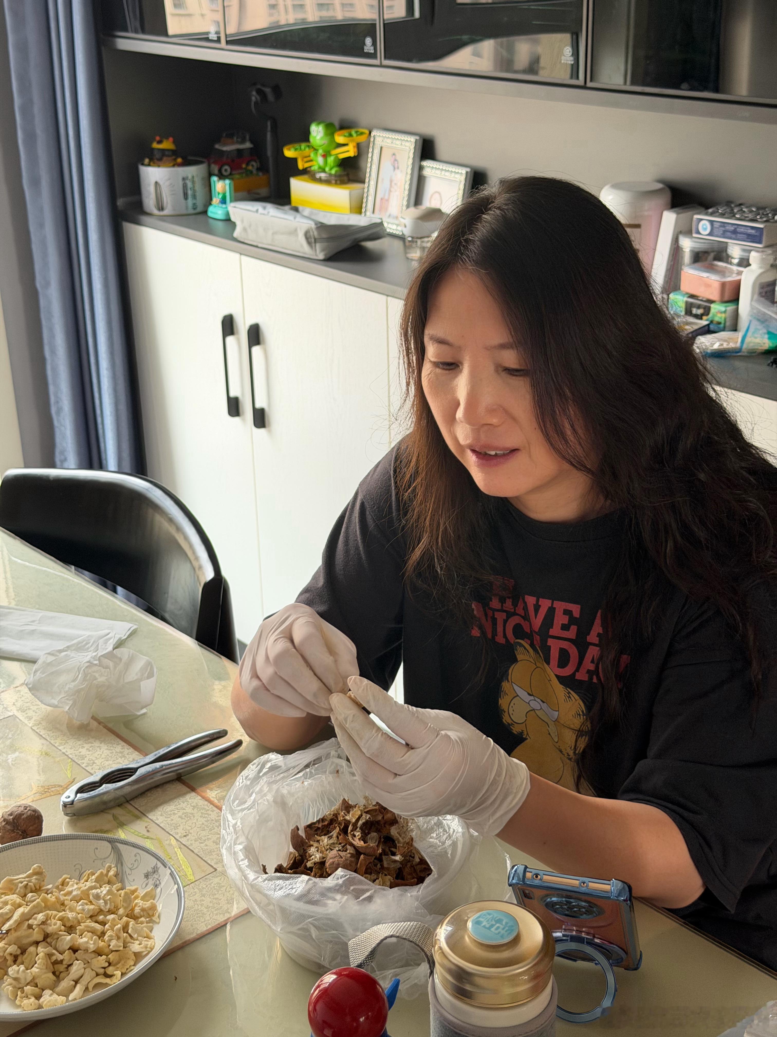 一觉醒来十一点妈妈在外面扒核桃神仙的日子=有妈的孩子是个宝​​​