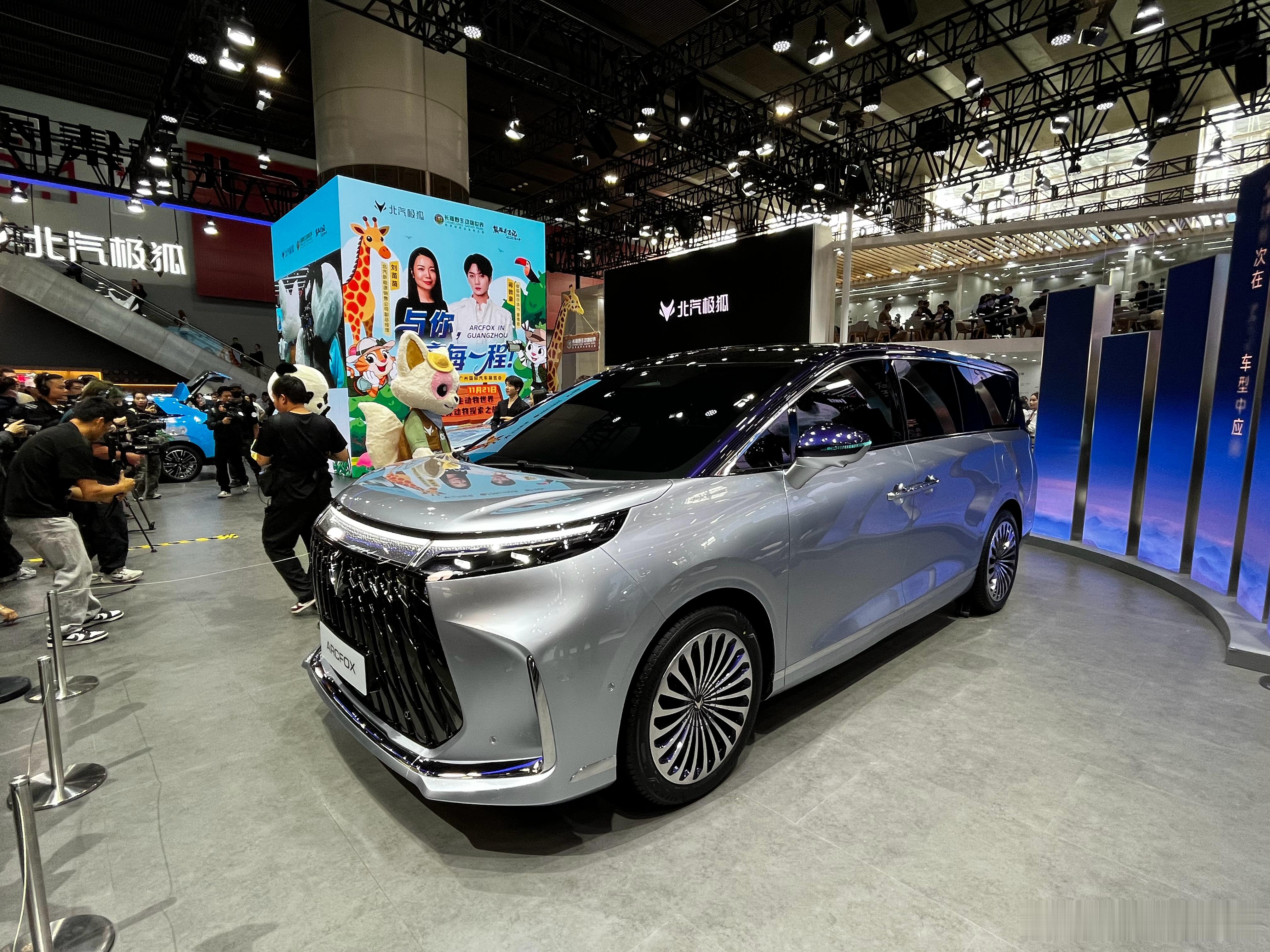 专门跑去极孤展台打卡。看了一下极孤发布的全新mpv，目前内饰还没公布。设计挺好的