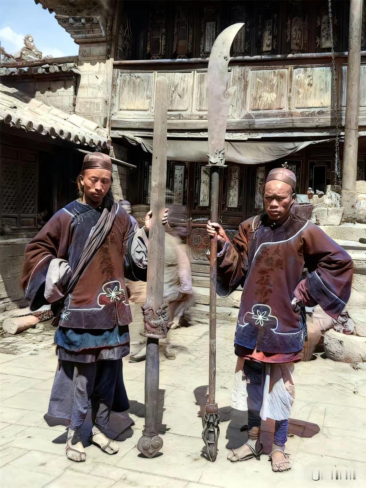 这应该是晚清时候的公差，穿的衣服也是破破烂烂，脚上穿的也是草鞋，不过他们手里拿的