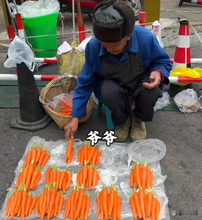 88岁贵州爷爷把胡萝卜摆得像emoji表情，走红后却压根不知道啥叫