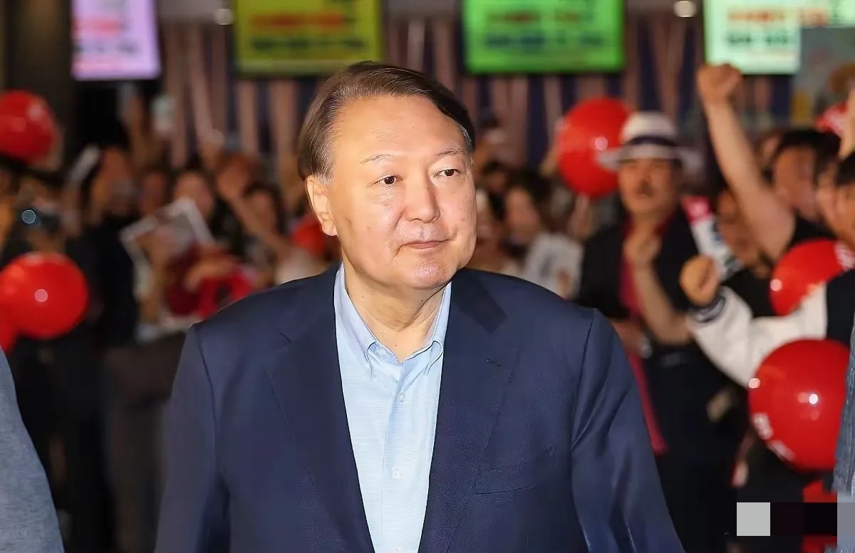 尹锡悦终于出现在公共的视野中，这时候看到他的外表不是那么的光彩照着，反而是一副憔
