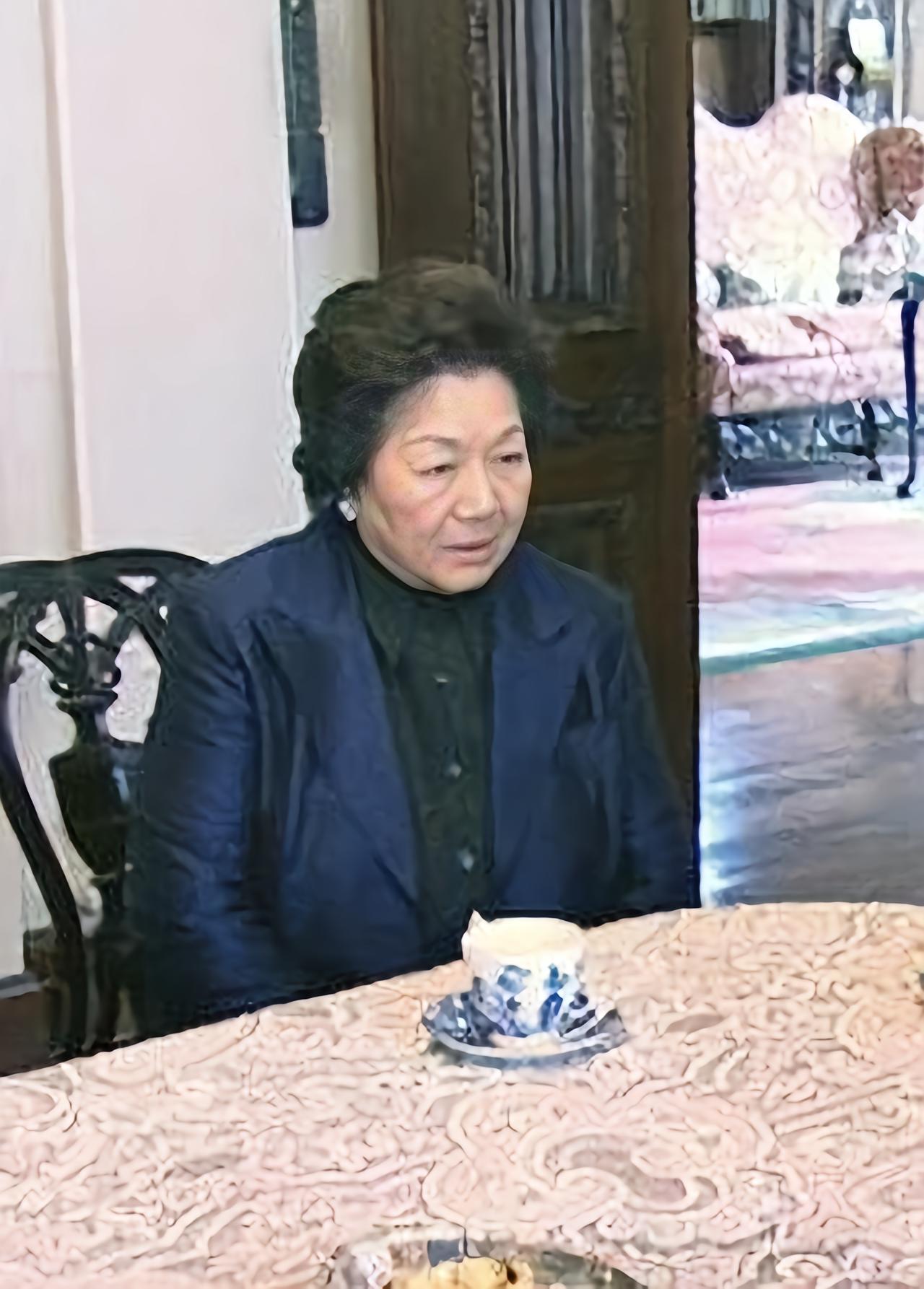 1960年，霍英东要迎娶离婚且带着一个儿子的冯坚妮。原配吕燕妮没有反对，只是提了