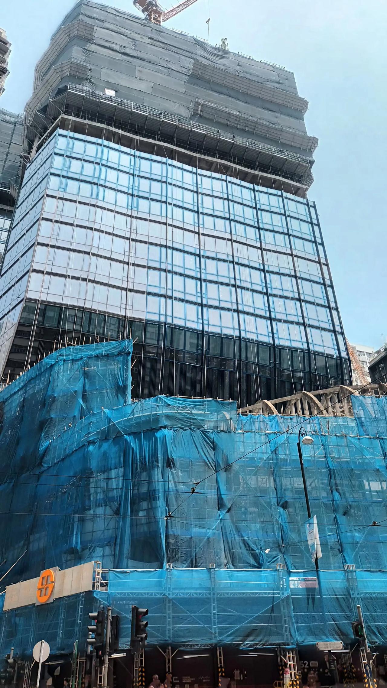 香港寸土寸金，家人预购的楼花，本港四大地产商之一新世界兴建中的北角原皇都戏院旧址