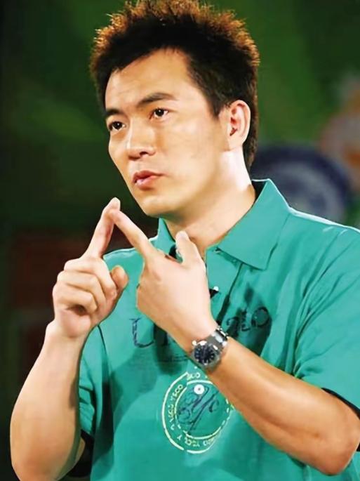 2006年，黄健翔在太太孙颖做完乳腺癌手术后立即提出离婚，孙颖泪流满面地质问：“