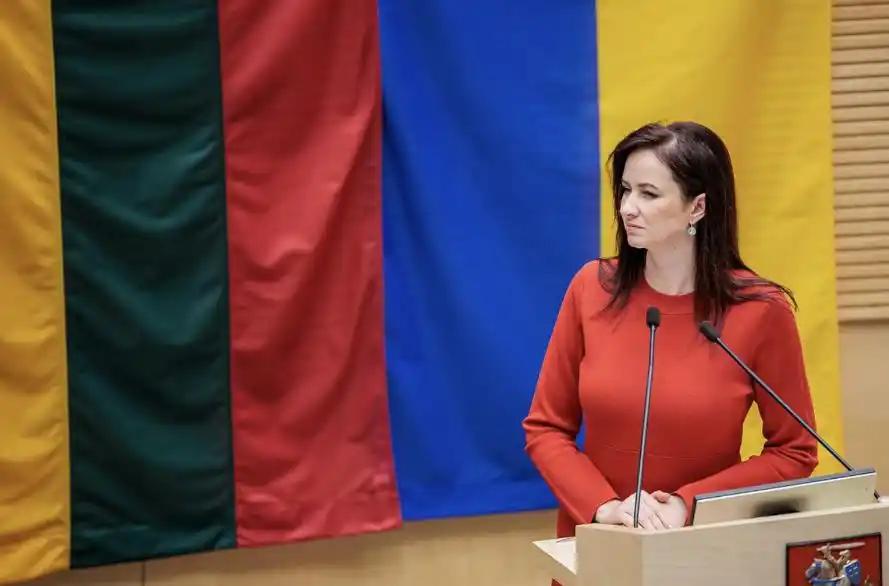 立陶宛总统瑙塞达已经瑟瑟发抖。据报道，立陶宛政府宣布即日起全国进入国家紧急状态，