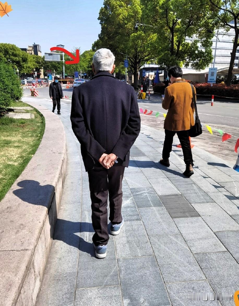 我公公简直太让我意外了！平时他节俭得超乎想象，3公里的路都走路，买菜专挑便宜的，