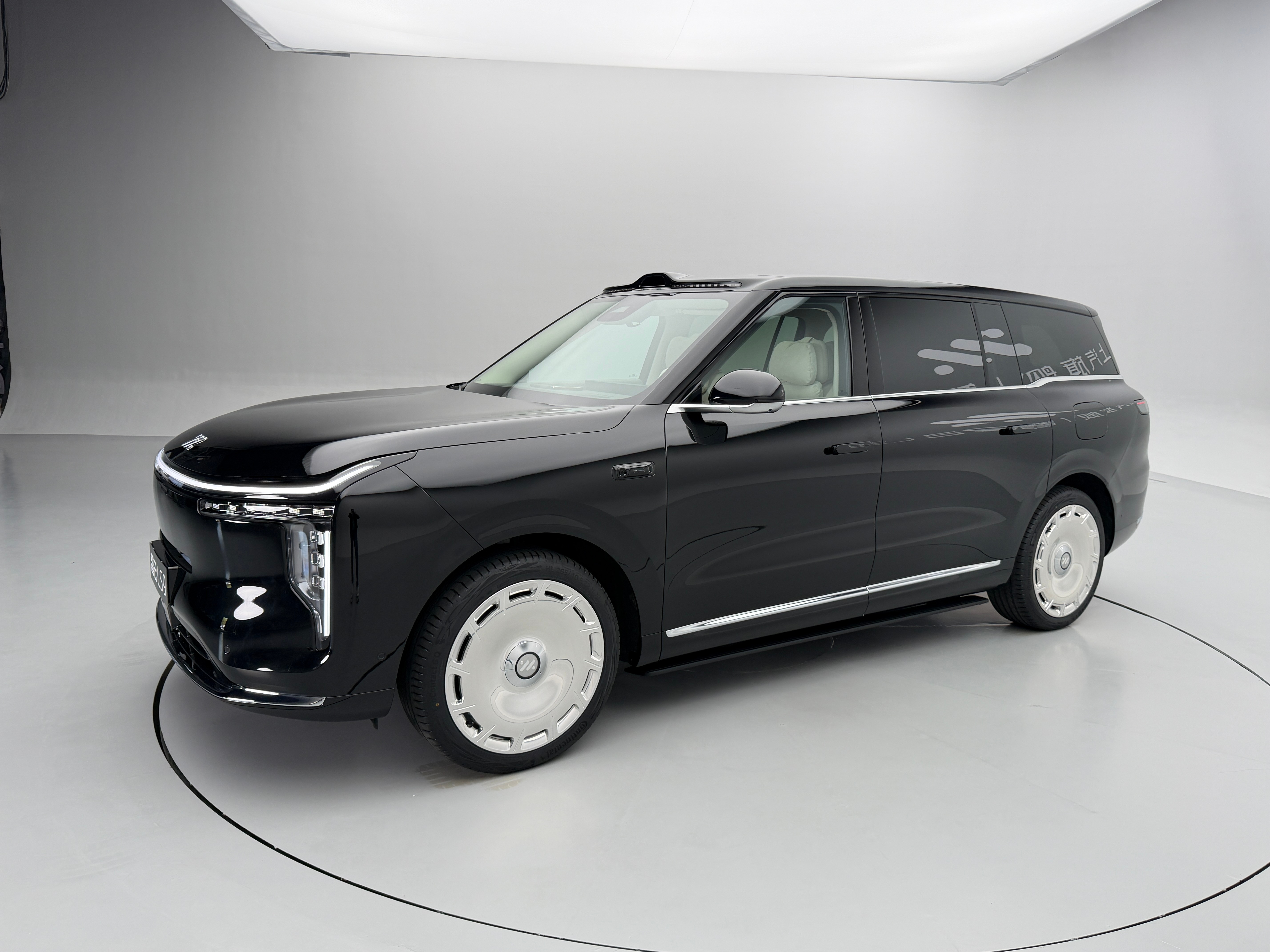 大六座全尺寸SUV智己LS9开始预售：全系标配：4D机械按摩三把零重力520线