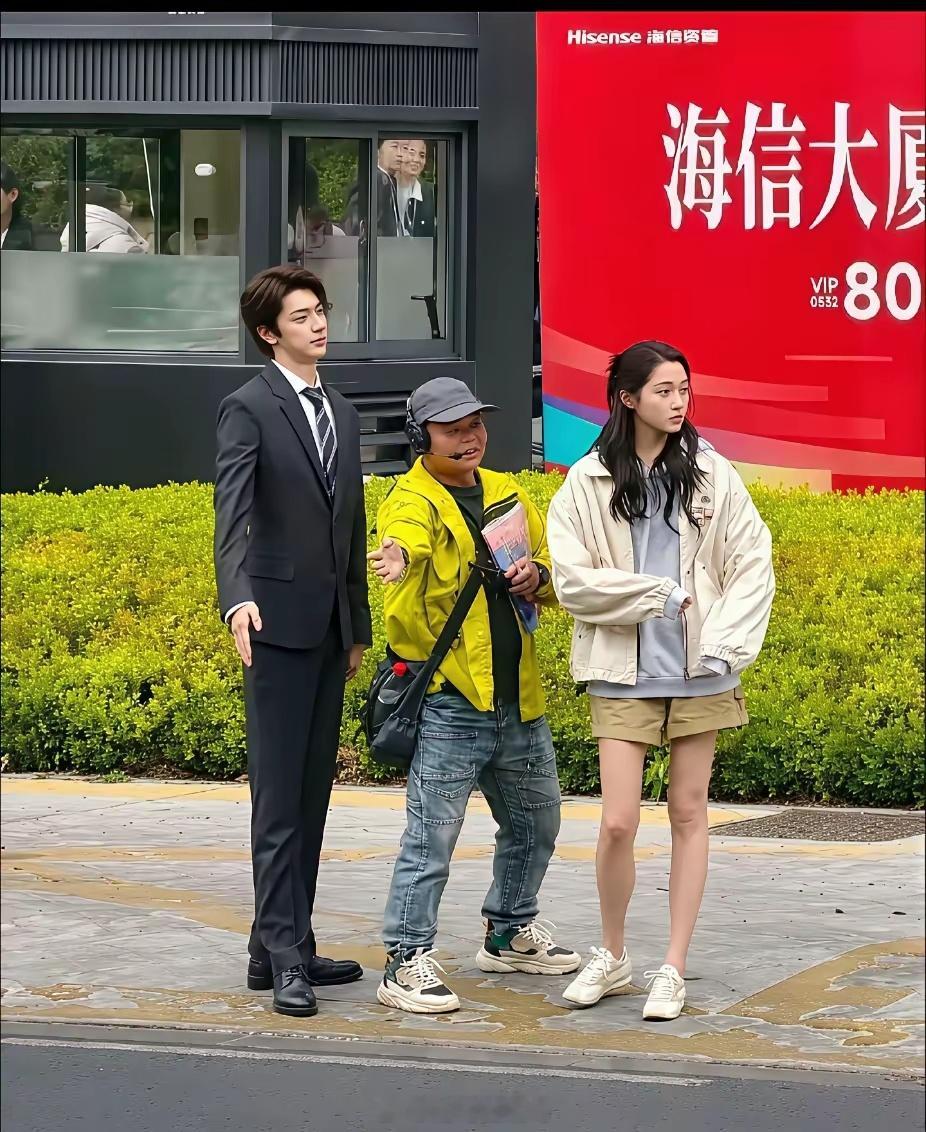 不是，关晓彤现实中也不是很高啊，还是她旁边的男生太高了，才显得她矮​​​
