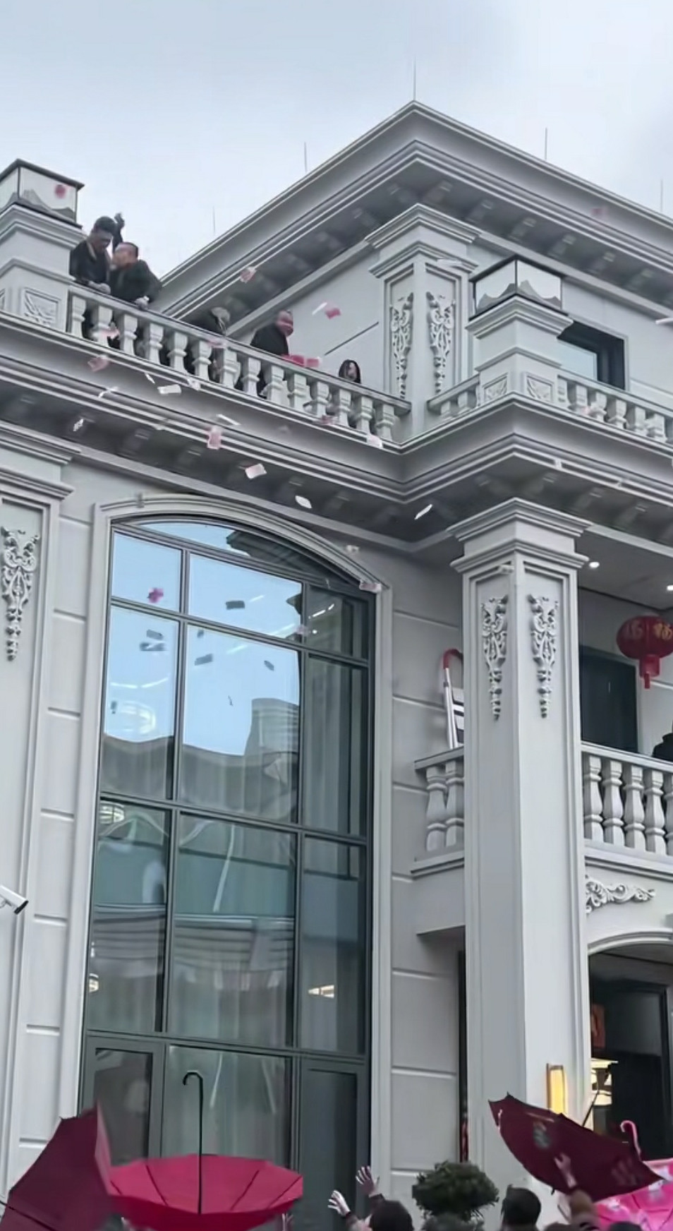 惊到我了，这妥妥的富豪啊，别墅落成，一家人狂撒钱，全部是100元一张。