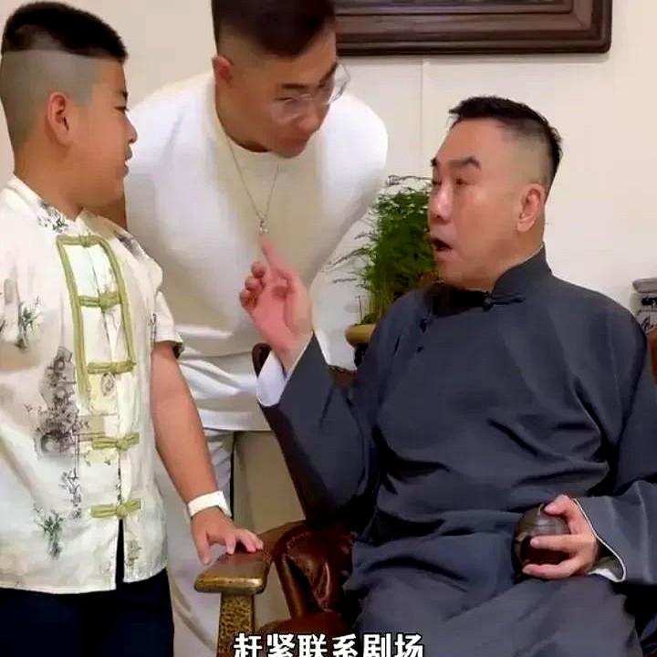 杨议疑似继续内涵黑胖子郭德纲！杨议刚拍的段子里有个细节特逗，他让学戏才一礼拜