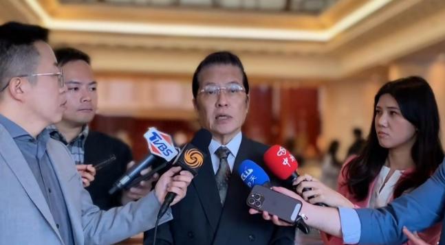 就在刚刚，国民党副主席张荣恭发表声明，4月11日，中国国民党主席郑丽文目