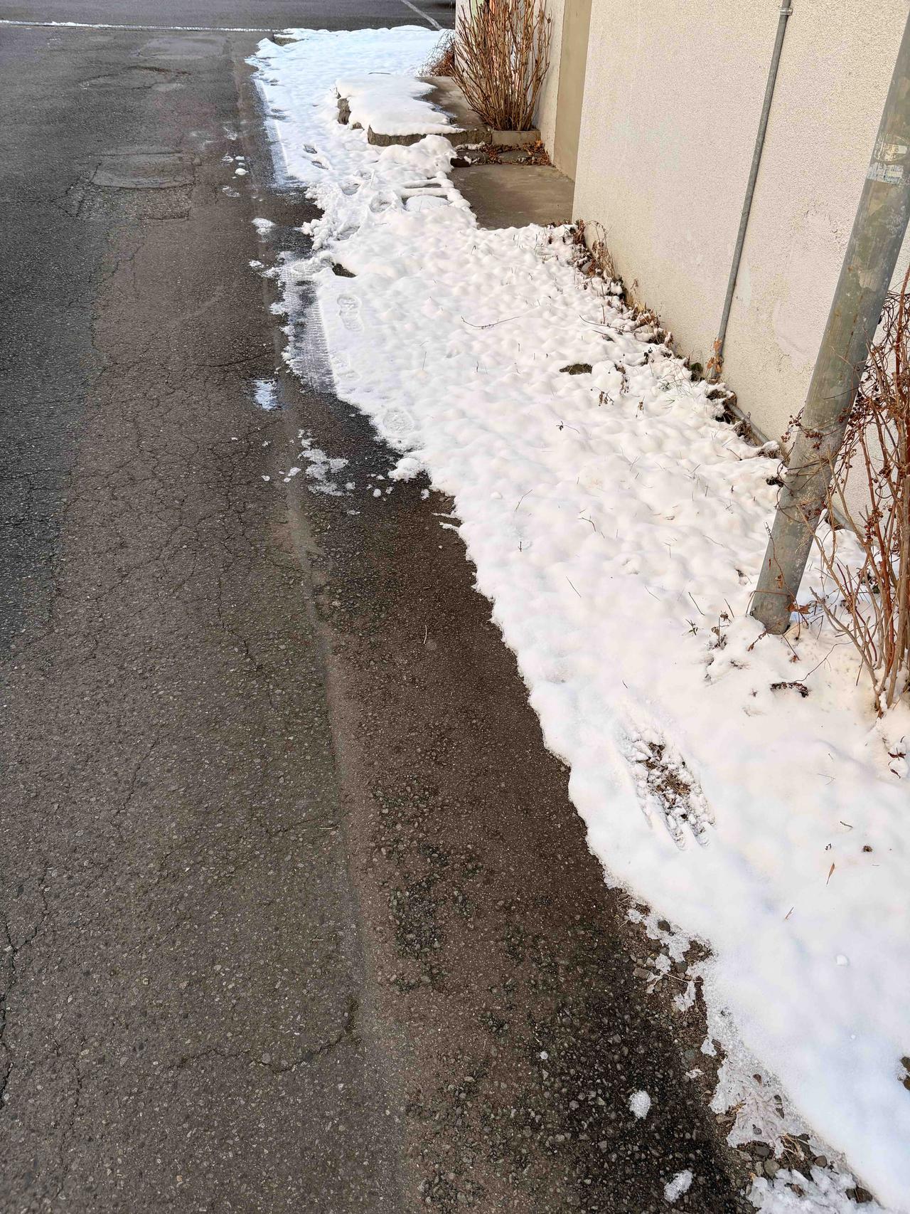 退休后你会退出单位的群吗？这话说的，我们公司财务部的老黄退休就没有退出群，