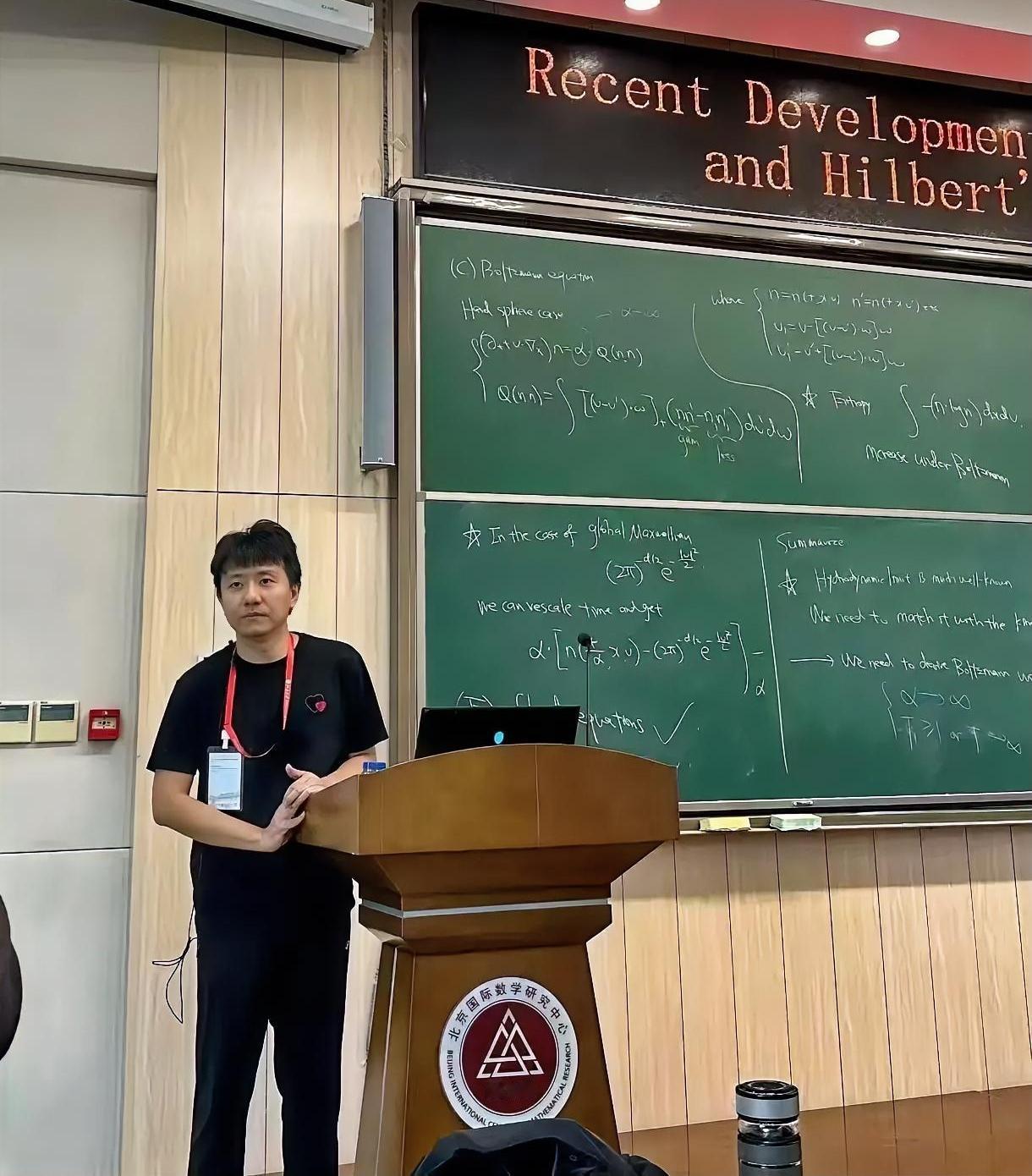 邓煜在纽约大学任教时，学生自发评价平台上的授课评分只有2.1分，学生评价说他上课