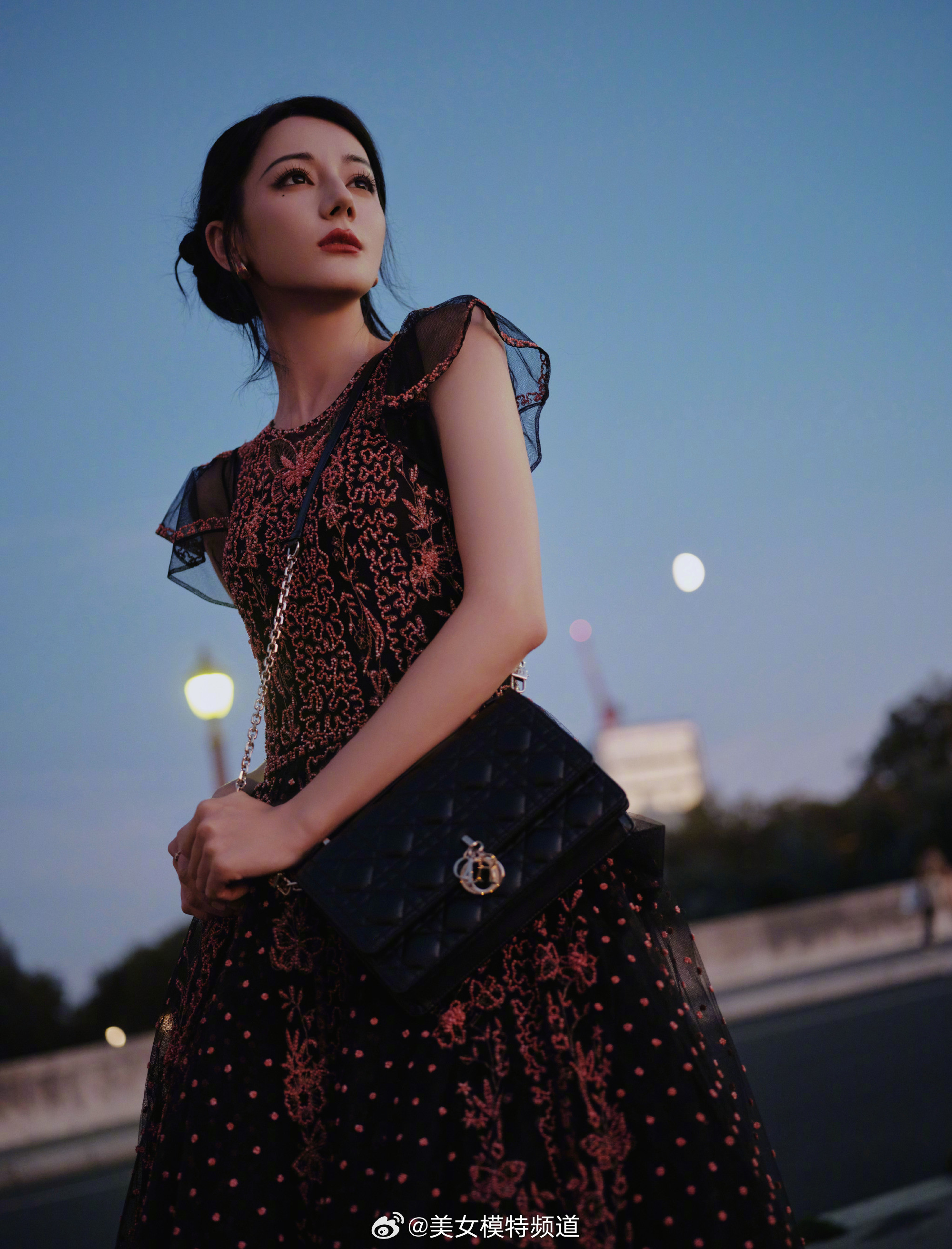 迪丽热巴巴黎时装周造型写真