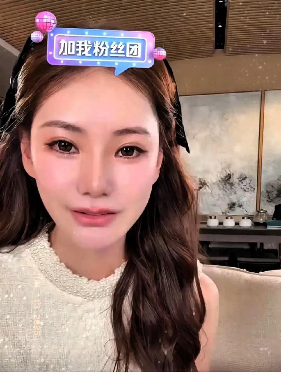 马筱梅在直播间哭了。马筱梅嫁给汪小菲后，表面上光鲜亮丽，但实际上生活并不如意。‌