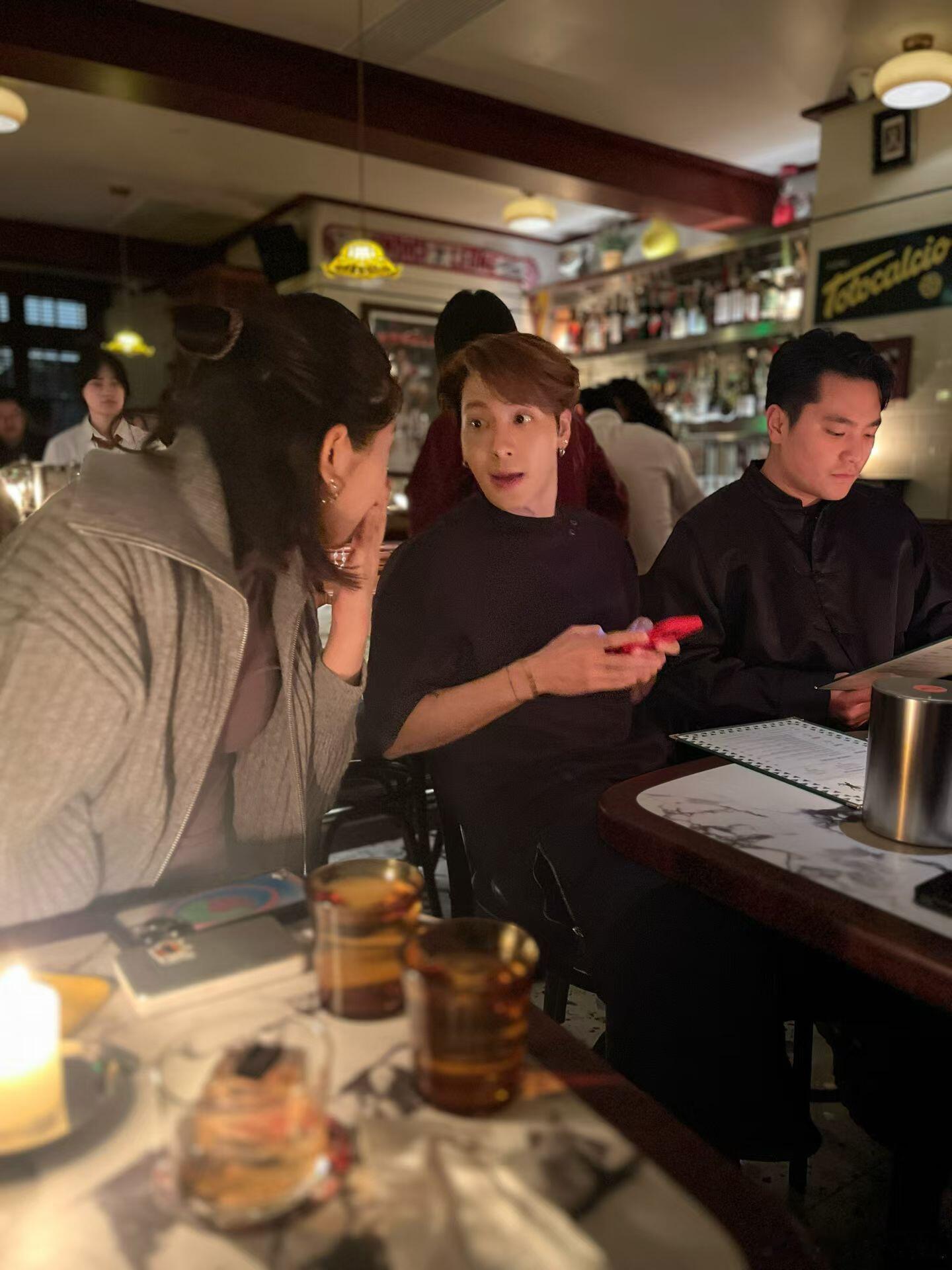 我不中了我也要偶遇王嘉尔和王嘉尔干杯