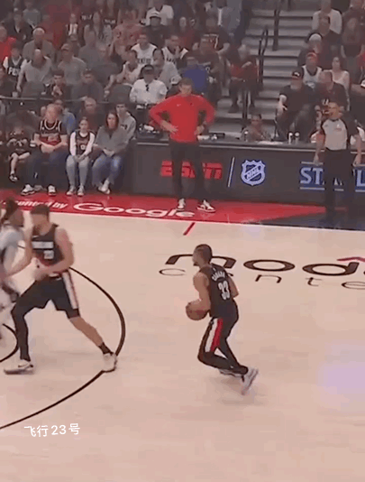 现代NBA都喜欢“用肘开路”进攻吗？下面这个球很有意义：开拓者球员卡马拉
