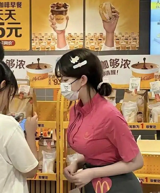 据说这是麦当劳的新制服，很不错哦！